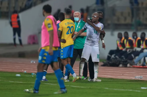 Cầu thủ Ghana đấm đối phương vì bàn thua ở phút 88 - Bóng Đá