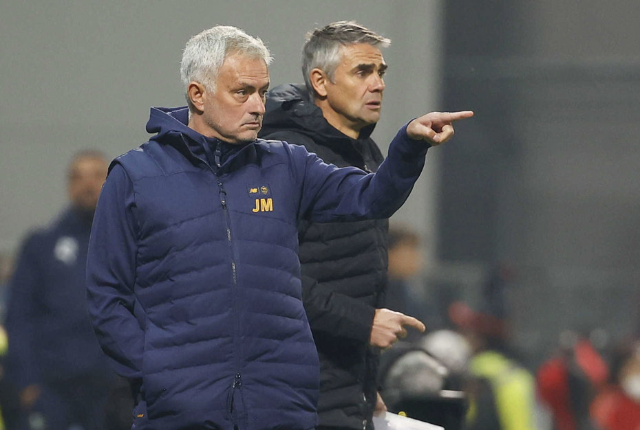 Mourinho nổi giận với cầu thủ Roma sau trận hòa - Bóng Đá