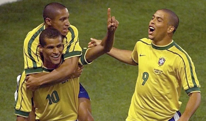 Roberto Carlos và khoảnh khắc cứu mạng Ronaldo 'béo' - Bóng Đá