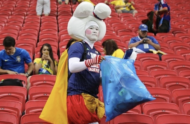 CĐV Nhật Bản dọn sạch rác trên khán đài dù đội nhà chưa thi đấu - Bóng Đá