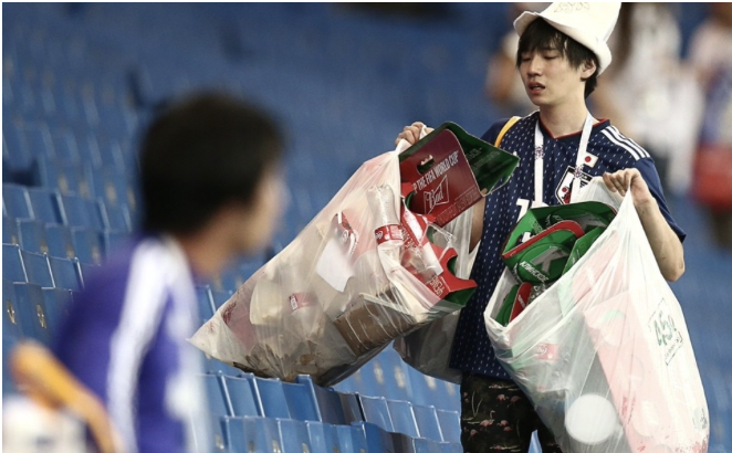 CĐV Nhật Bản dọn rác ở khán đài sau chiến thắng trước đội Đức - Bóng Đá