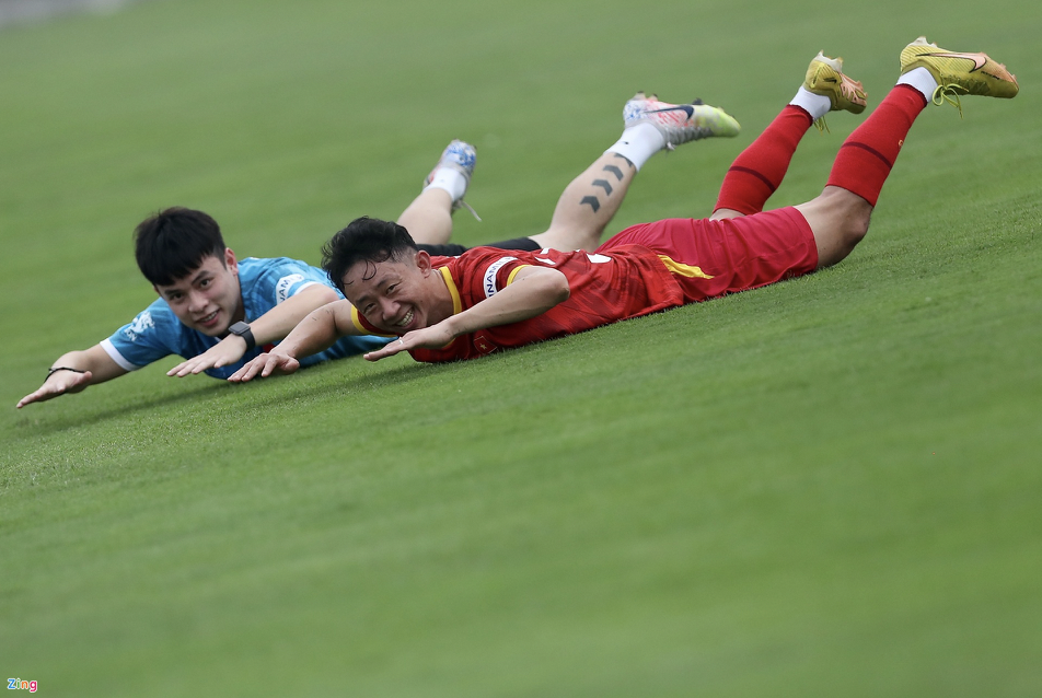 HLV Park ngắm hình xăm của tuyển thủ 19 tuổi - Bóng Đá