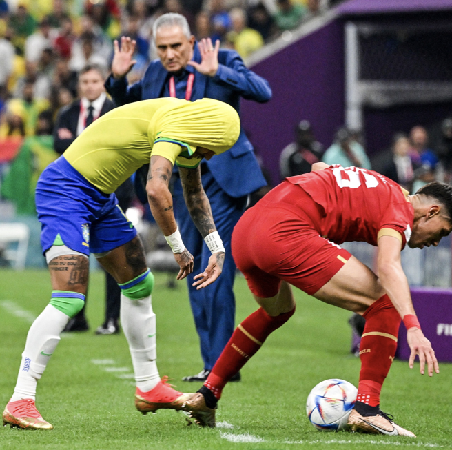 Lý do Neymar cởi áo trong trận nhưng không bị phạt thẻ vàng - Bóng Đá