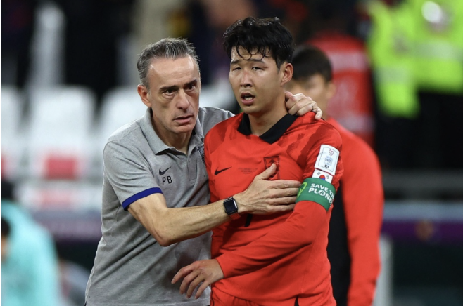 HLV tuyển Hàn Quốc không được dự họp báo sau trận thua Ghana - Bóng Đá