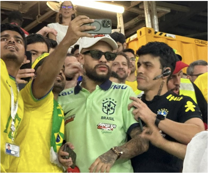Neymar giả làm náo loạn khán đài trận Brazil gặp Thụy Sĩ - Bóng Đá