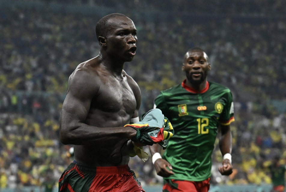 Trọng tài cười, bắt tay trước khi rút thẻ đỏ cho cầu thủ Cameroon - Bóng Đá