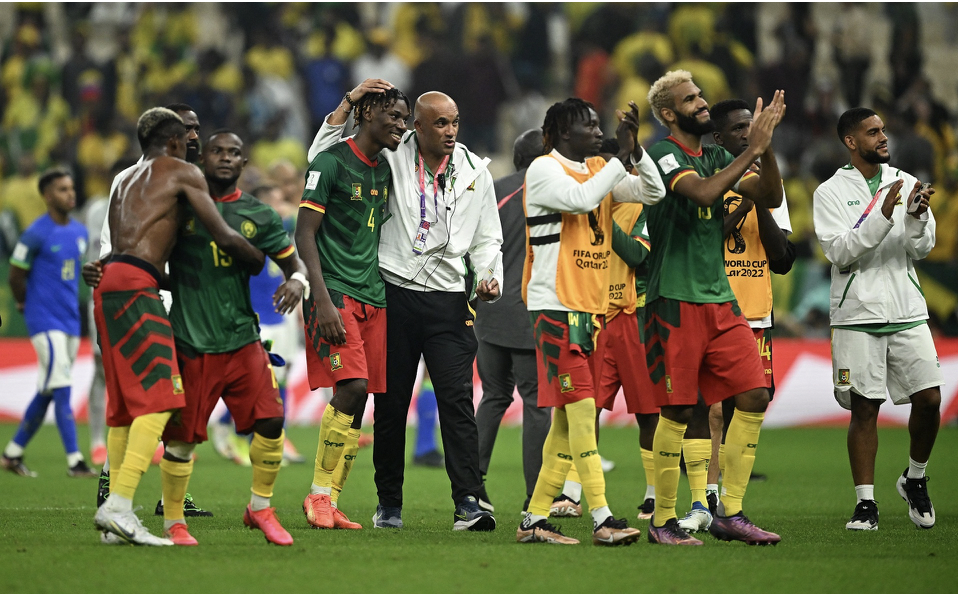 Trọng tài cười, bắt tay trước khi rút thẻ đỏ cho cầu thủ Cameroon - Bóng Đá