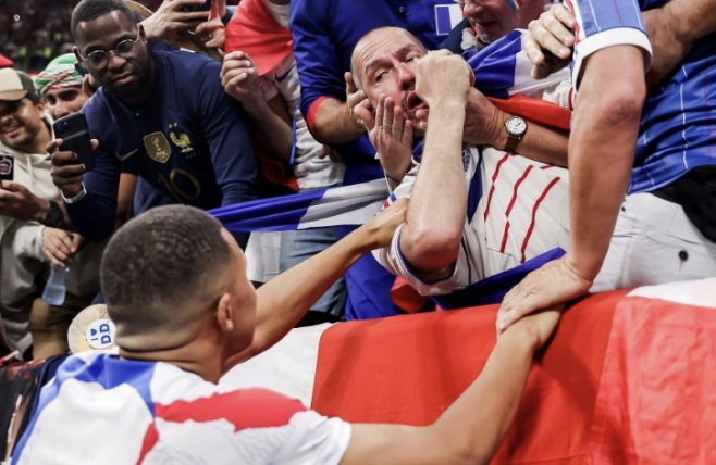 Mbappe sút bóng vào mặt CĐV - Bóng Đá