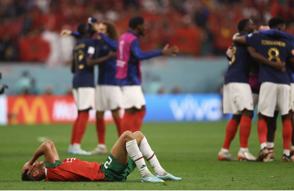 Cầu thủ Marocco đổ gục sau thất bại trước Pháp - Bóng Đá