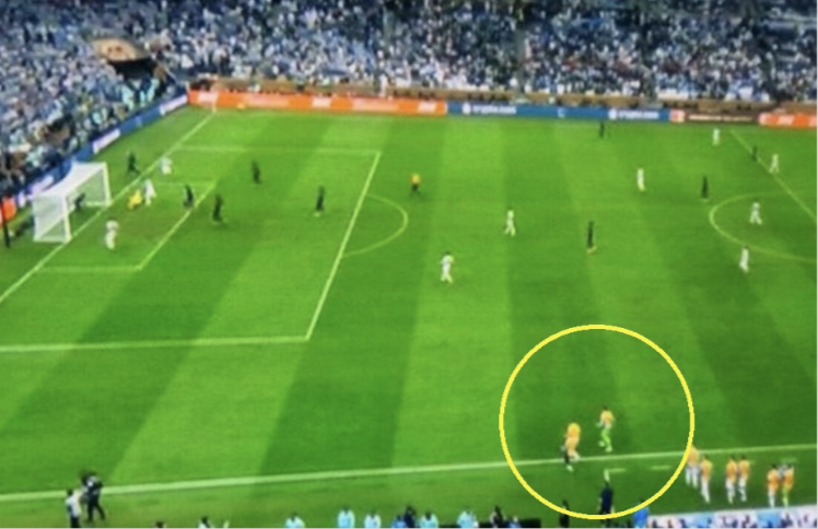 2 cầu thủ Argentina chạy vào sân khi Messi dứt điểm.