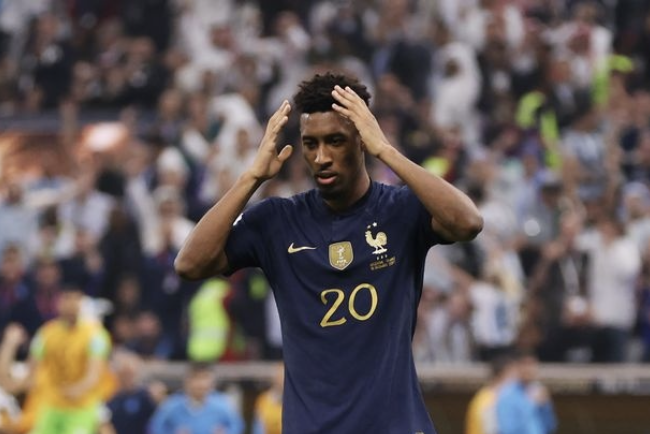 Cầu thủ Pháp bị tấn công trên mạng xã hội vì đá hỏng penalty - Bóng Đá