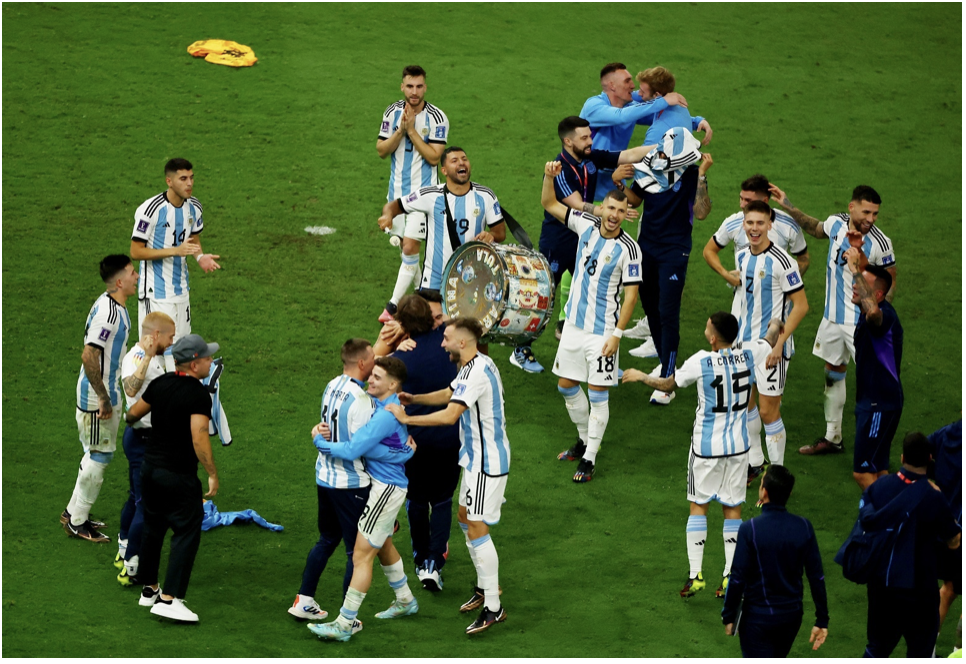 Aguero bị chế giễu khi nâng cúp vô địch thế giới cùng tuyển Argentina - Bóng Đá