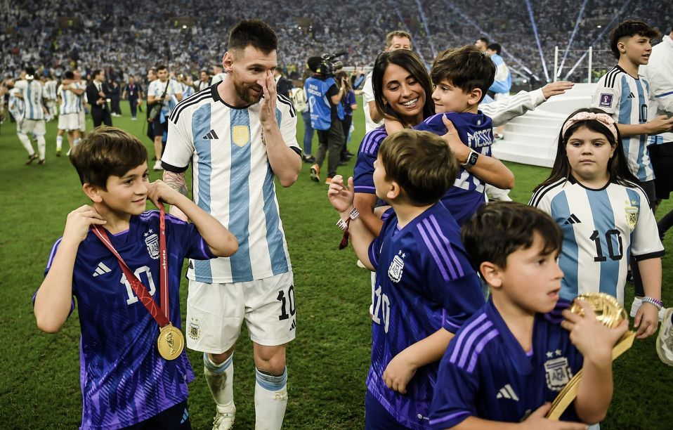 Aguero bị chế giễu khi nâng cúp vô địch thế giới cùng tuyển Argentina - Bóng Đá