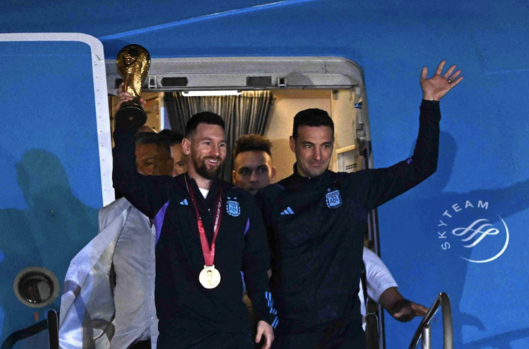 Messi và đồng đội phải trả lại cúp vàng 6,1 kg - Bóng Đá