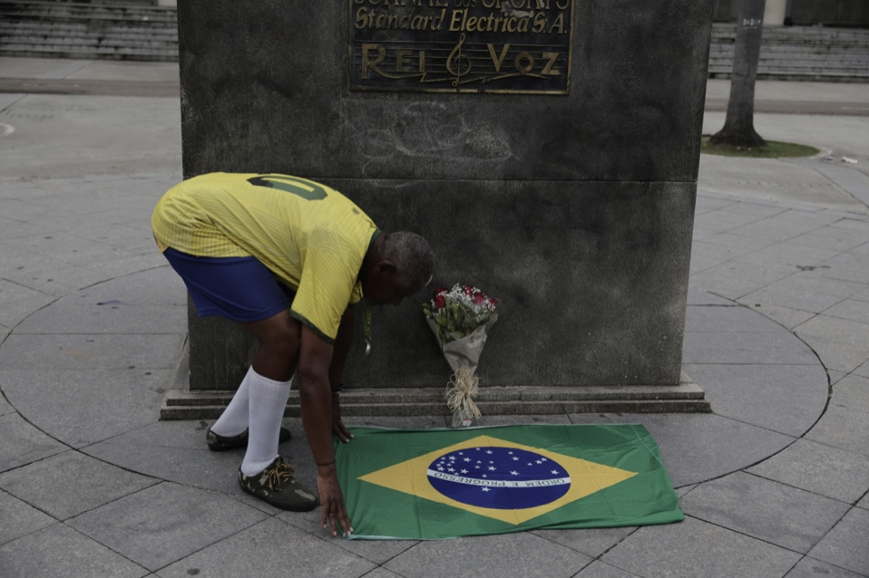 Nỗi buồn của CĐV Brazil khi Pele qua đời - Bóng Đá