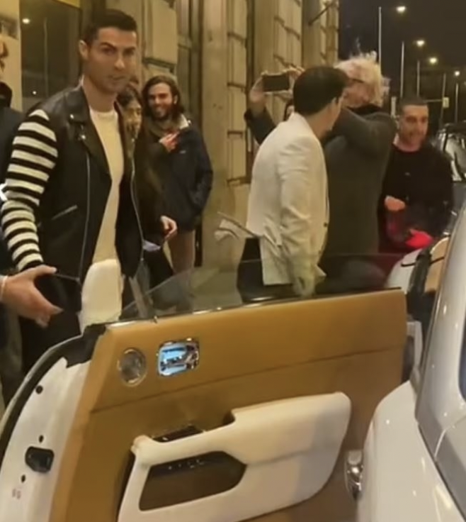 Ronaldo lái Rolls-Royce bạn gái tặng đi ăn tối - Bóng Đá