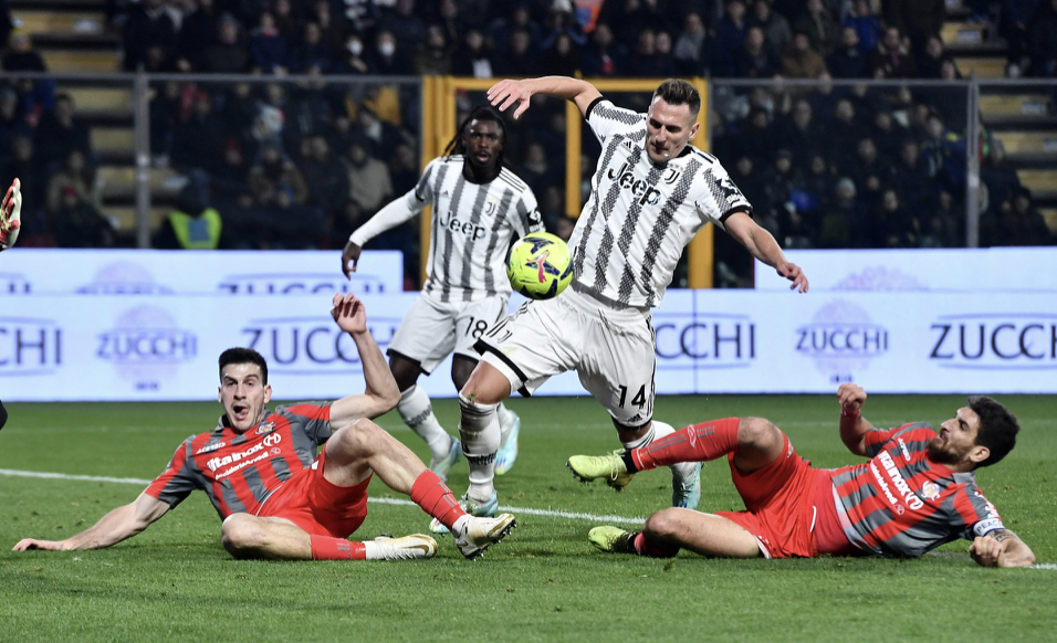 Juventus thắng nhờ pha đá phạt phút bù giờ - Bóng Đá