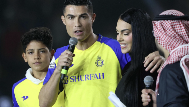 Ronaldo có được sống cùng bạn gái ở Saudi Arabia? - Bóng Đá