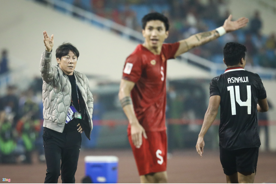 HLV Park và ông Shin Tae-yong lạnh lùng bước qua nhau - Bóng Đá