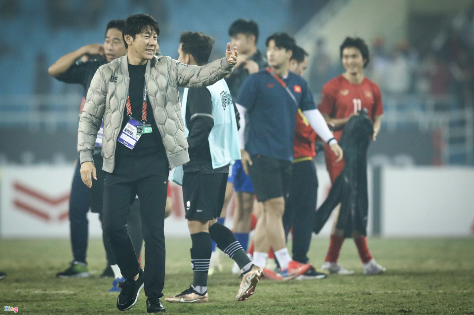 HLV Park và ông Shin Tae-yong lạnh lùng bước qua nhau - Bóng Đá