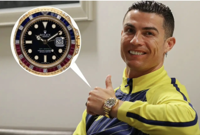 Ronaldo đeo trên tay chiếc đồng hồ Rolex được phủ bởi hồng ngọc và ngọc bích trị giá 114.000 bảng, tương đương hơn 3 tỷ VND.
