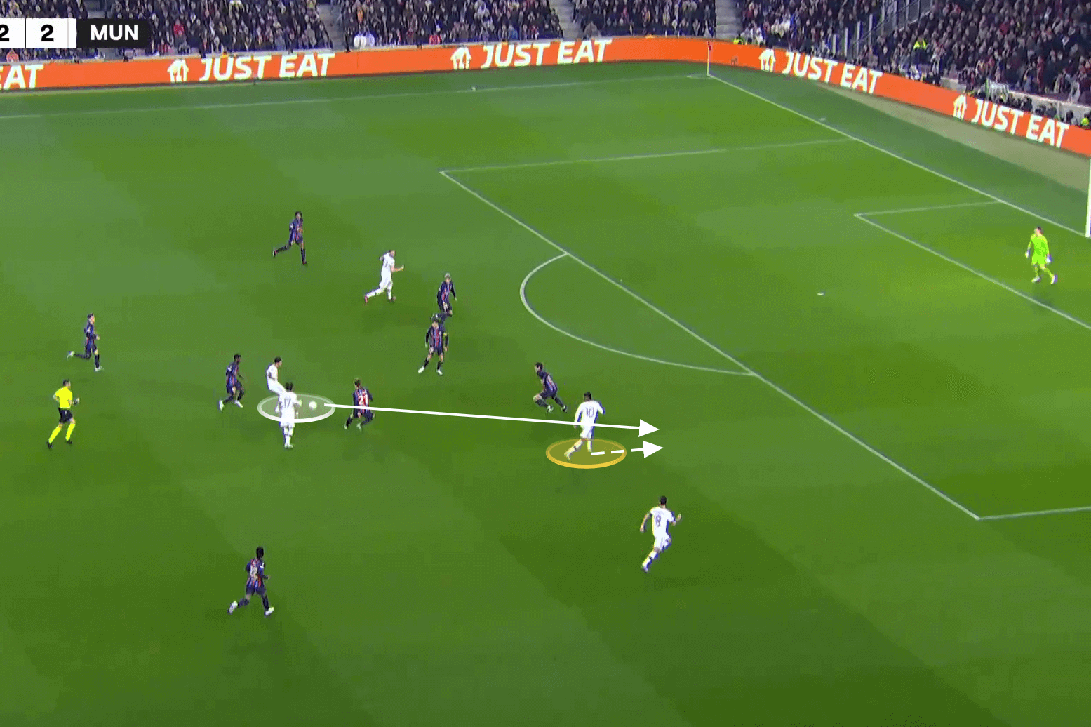 Ngay khi Sancho có bóng, cả Rashford và Fernandes đồng thời lao lên phía trước.