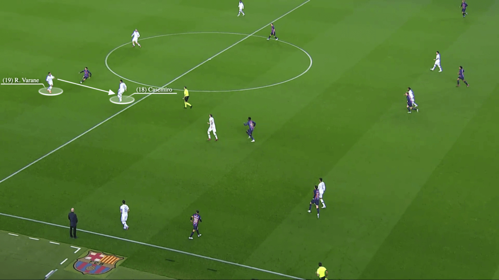 Trong tình huống dẫn đến bàn gỡ, Raphael Varane cắt đường chuyền của Jordi Alba và chuyền cho Casemiro.