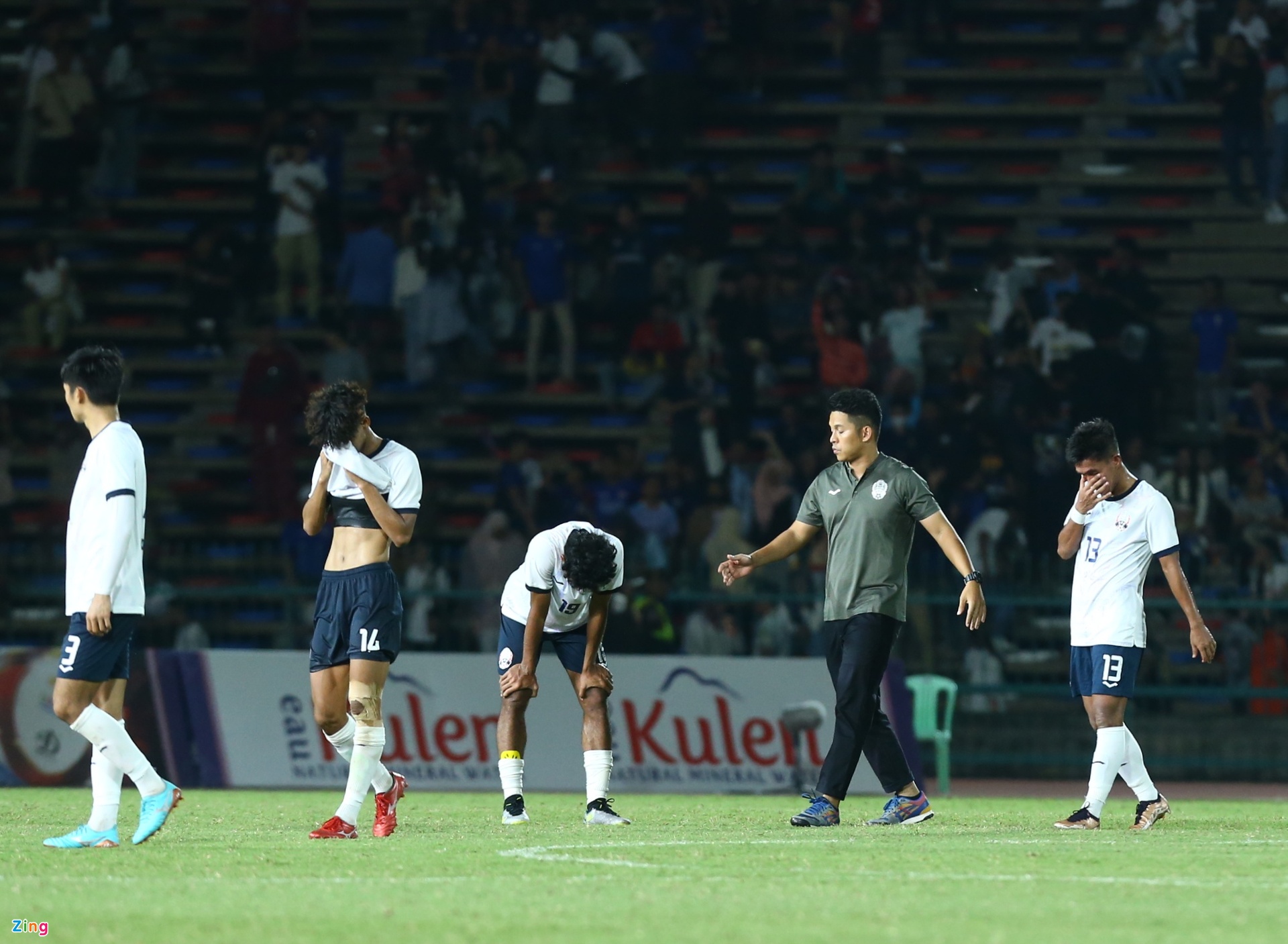 Cầu thủ Campuchia khóc sau trận thua U22 Myanmar - Bóng Đá