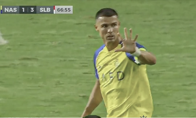 Đội nhà thua thảm, Ronaldo ra dấu xin đá thêm 5 phút - Bóng Đá