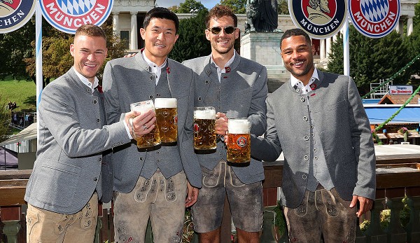 Bayern Munich vững ngôi đầu Bundesliga, các sao thoải mái dự lễ hội bia Oktoberfest - Bóng Đá