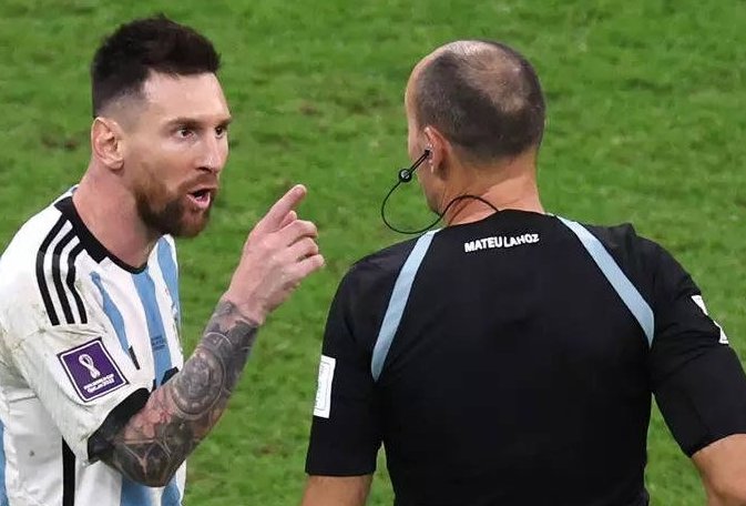 Messi xin lỗi vị trọng tài khiến mình ngứa mắt - Bóng Đá