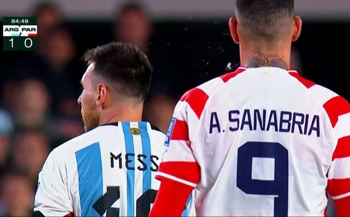 Bị đối thủ nhổ nước bọt, Messi đáp trả nhẹ nhàng mà sâu cay - Bóng Đá