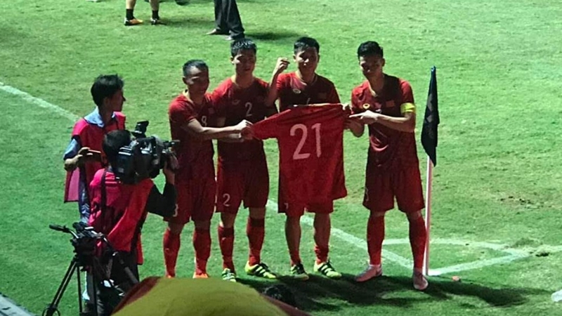 Nhìn lại 2 khoảnh khắc thể hiện sự đoàn kết của đội tuyển Việt Nam - Bóng Đá