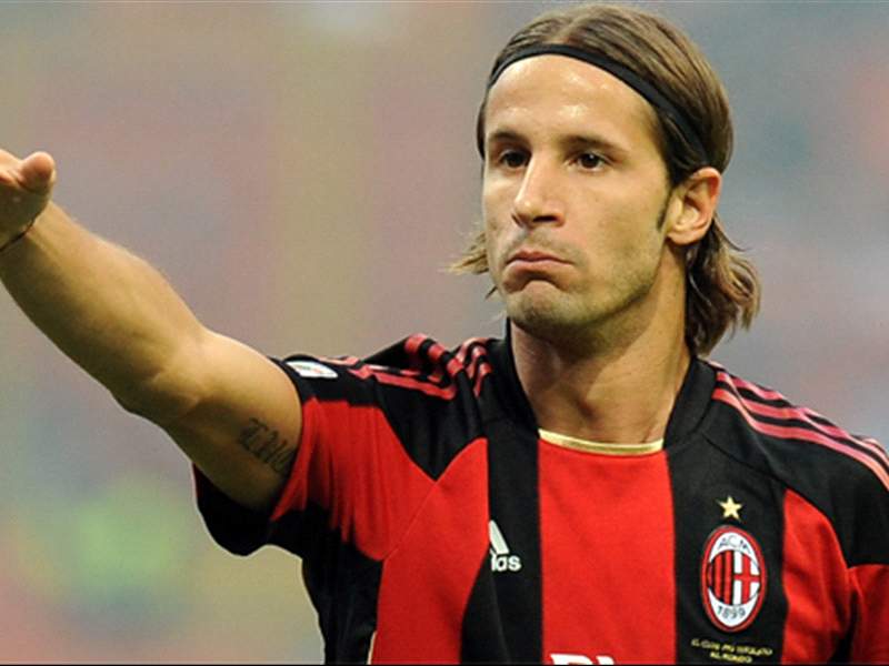 11 cầu thủ chuyển từ AC Milan đến Genoa và ngược lại: Quá nhiều 