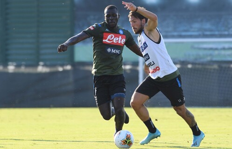 Ảnh: Napoli tập luyện trước trận đấu đầu tiên - Bóng Đá