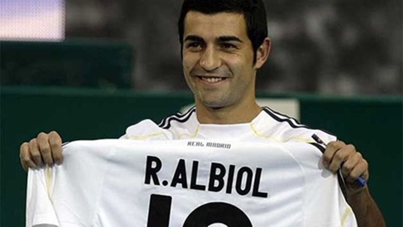 Bạn còn nhớ Raul Albiol, nhà vô địch World Cup 2010 cùng Tây Ban Nha? - Bóng Đá