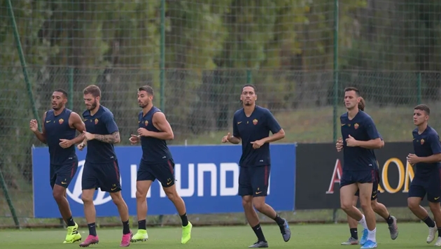 Smalling luyện tập cùng AS Roma - Bóng Đá