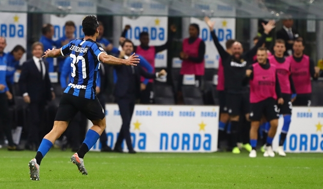 10 khoảnh khắc ấn tượng trên sân cỏ Serie A vào đêm qua - Bóng Đá