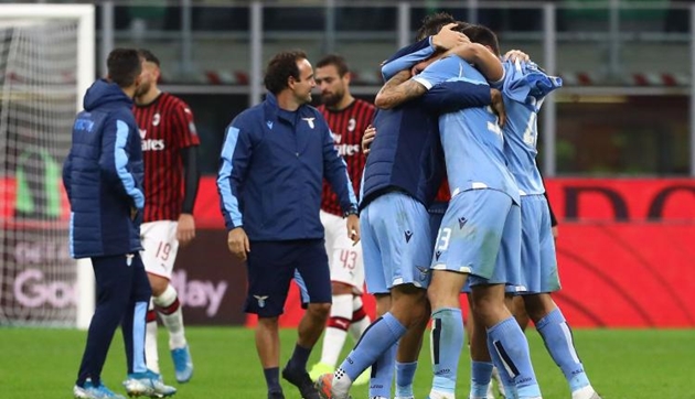 10 hình ảnh ấn tượng trên sân cỏ Serie A vào đêm qua: 