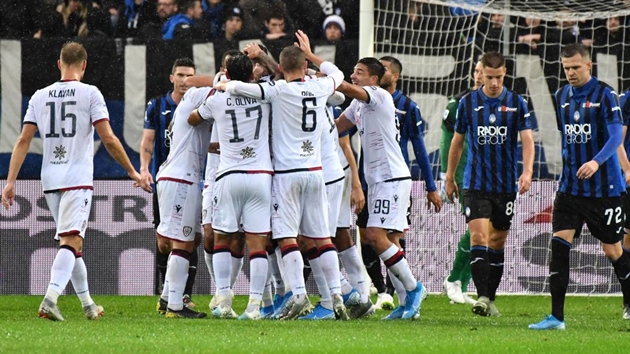 10 hình ảnh ấn tượng trên sân cỏ Serie A vào đêm qua: 