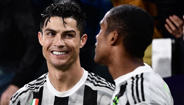 Douglas Costa nói về cái bụng của Ronaldo - Bóng Đá
