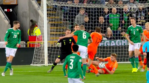 Matthijs de Ligt để bóng chạm tay trong trận gặp Bắc Ireland - Bóng Đá