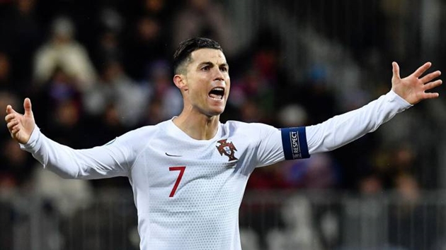 Cristiano Ronaldo phàn nàn về mặt sân ở Luxembourg - Bóng Đá