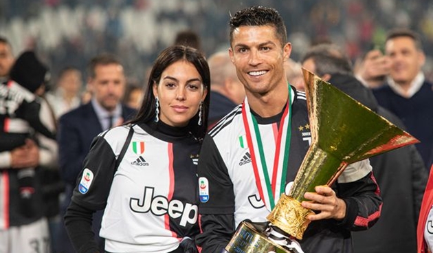 Ronaldo đã kết hôn, giao tài sản cho Georgina quản lý - Bóng Đá