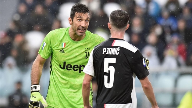 Buffon bị Sarri chỉ trích thậm tệ - Bóng Đá