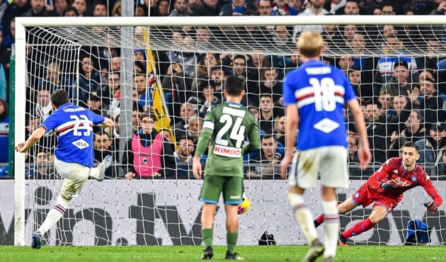 CĐV Sampdoria ném pháo vào thủ môn đội nhà, giúp Napoli chiến thắng - Bóng Đá