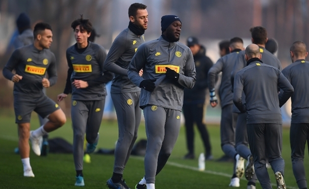 CHÍNH THỨC: Vùng Lombardia ra lệnh cấm, báo tin không vui cho Milan và Inter