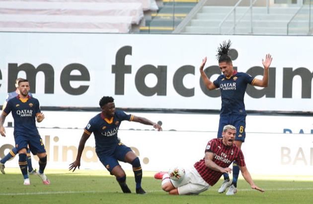 Smalling mắc lỗi khiến AS Roma thua AC Milan - Bóng Đá