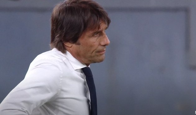 Conte cạn lời với pha xử lý cồng kềnh của hàng thủ Inter - Bóng Đá