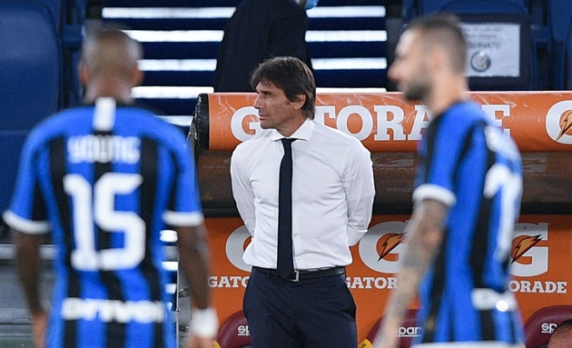 Conte cạn lời với pha xử lý cồng kềnh của hàng thủ Inter - Bóng Đá